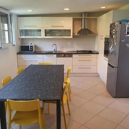 Big 4 2 Apartment Split